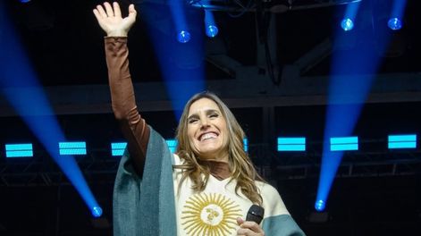 Soledad Pastorutti con el poncho celeste y blanco en Catamarca