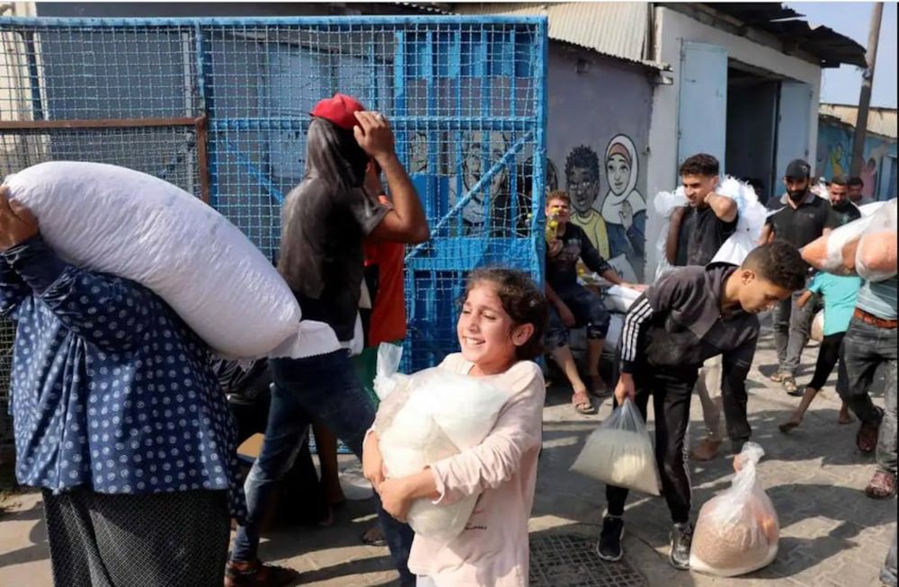 Mientras Hamás se roba la ayuda humanitaria que ingresó a Gaza durante el alto el fuego y las pausas operativas de las FDI, los gazatíes asaltan lo poco que llega a los centros de distribución.