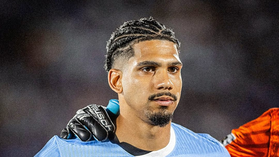 La Celeste espera por Araujo, el jugador viajó a España para recuperarse de una lesión muscular.
