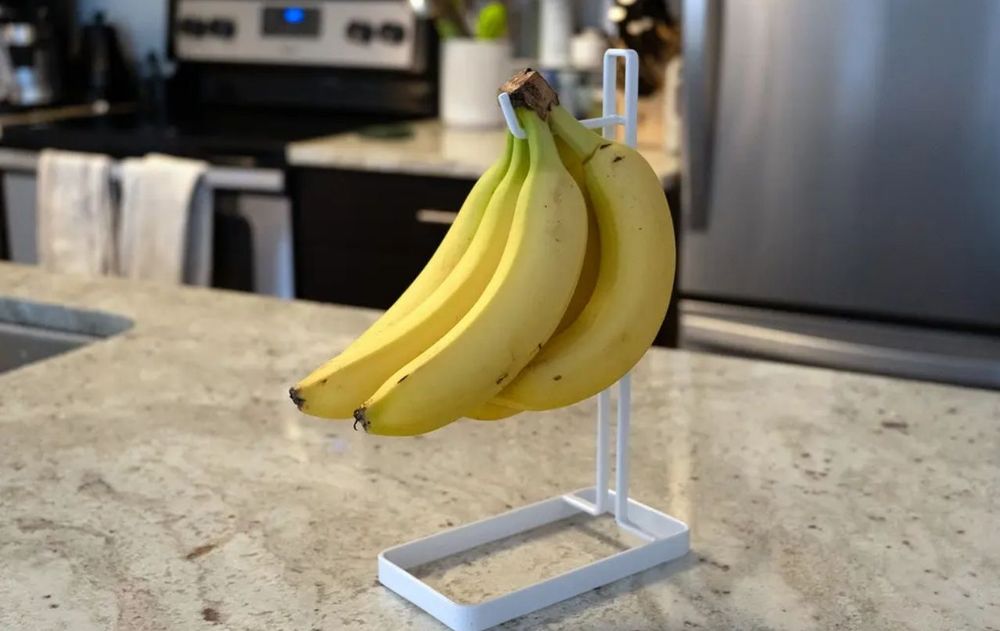 El objetivo no es detener completamente la maduración, algo que no resulta posible en una banana fresca, sino hacer que avance más lentamente.
