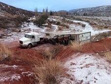 Precaución en Ruta 7: un camión volcó su carga en el ingreso a Potrerillos