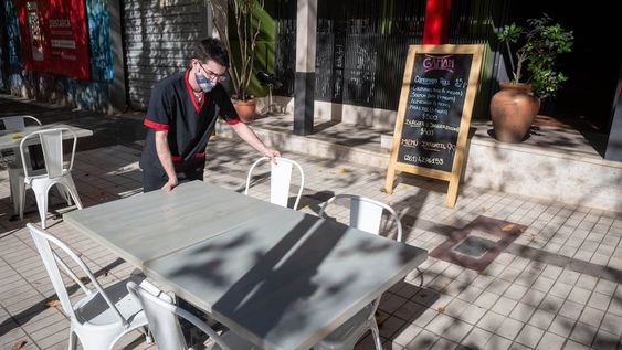 En crisis. La gastronomía y el comercio en general están entre los rubros más golpeados económicamente por la pandemia. Foto: Ignacio Blanco / Los Andes.