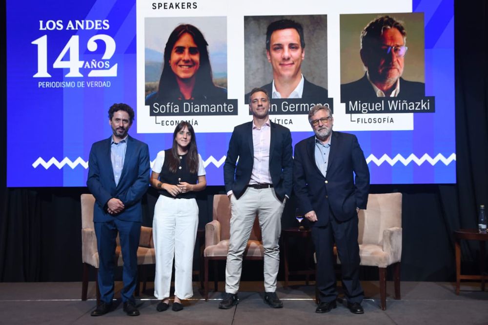 La periodista especializada en economía Sofía Diamante, el politólogo Juan Germano y el escritor y periodista Miguel Wiñazki junto con el gerente general dDiario Los Andes, Pablo Dellazoppa.
