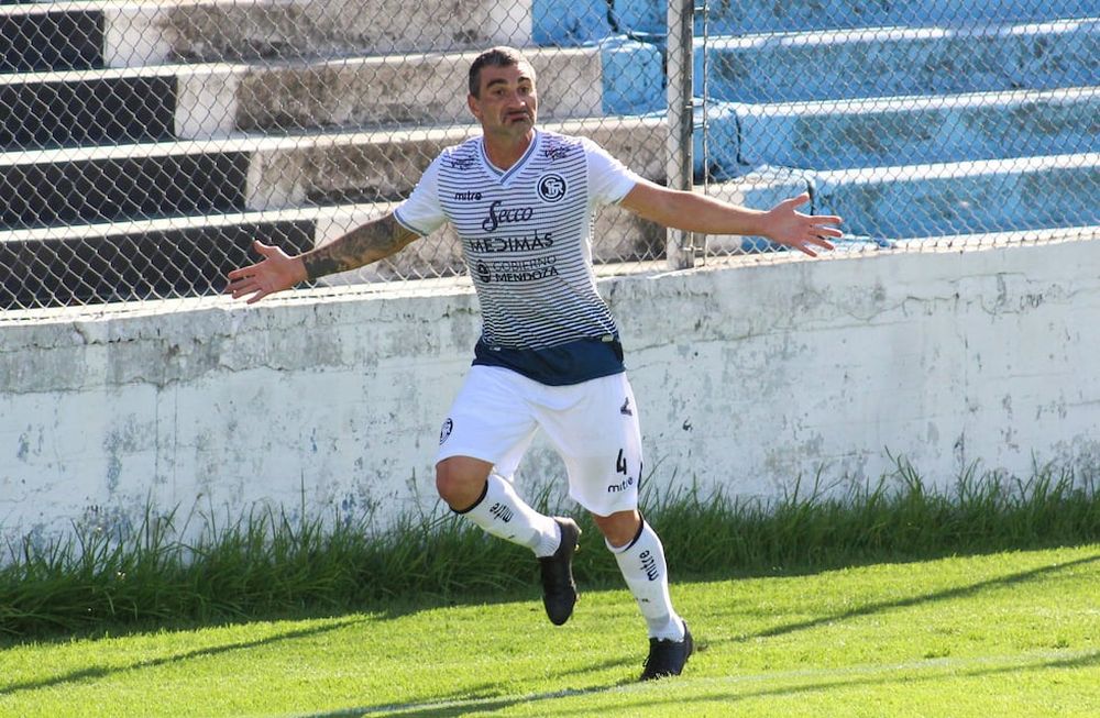 El defensor convirtió el primer gol de la Lepra.