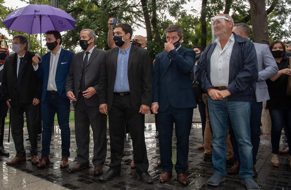 Abren el paraguas. “Mientras menos elecciones, mejor”, dice el peronista Félix. En la foto, acompañado por pares radicales. Foto: Orlando Pelichotti