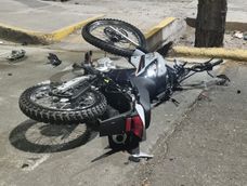 un motociclista sufrio una fractura expuesta tras un triple choque en ciudad