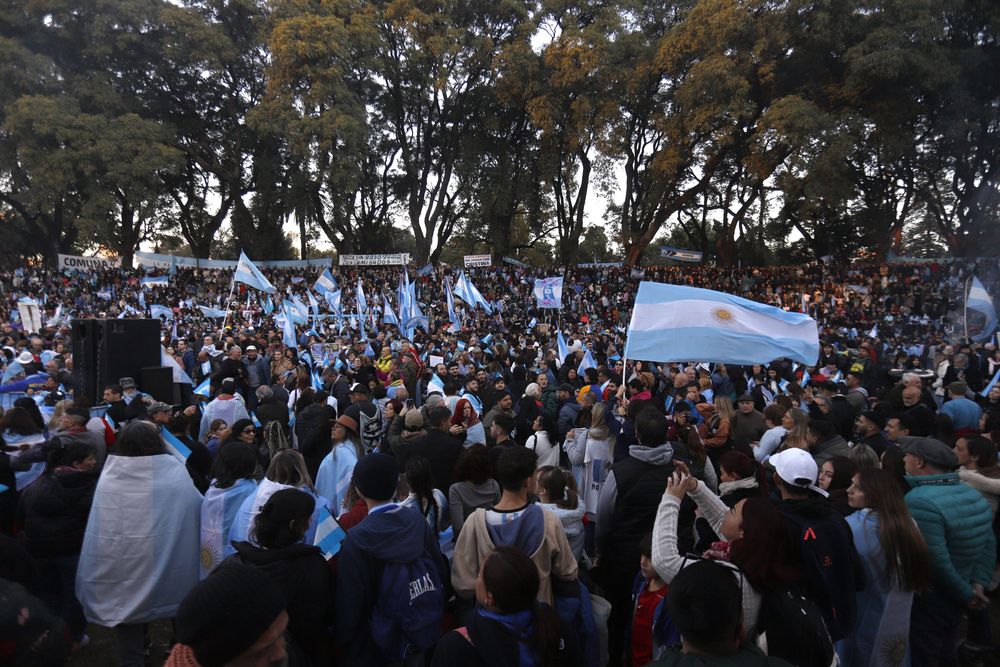 El banderazo en apoyo a la expresidenta Cristina Fernández de Kirchner en Parque Lezama sumó la presencia de su hijo, Máximo Kirchner. Los militantes se congregaron allí por pedido de CFK, quien a través de un mensaje en X solicitó que no hubiera una concentración en frente de su domicilio, donde cumple arresto domiciliario. 