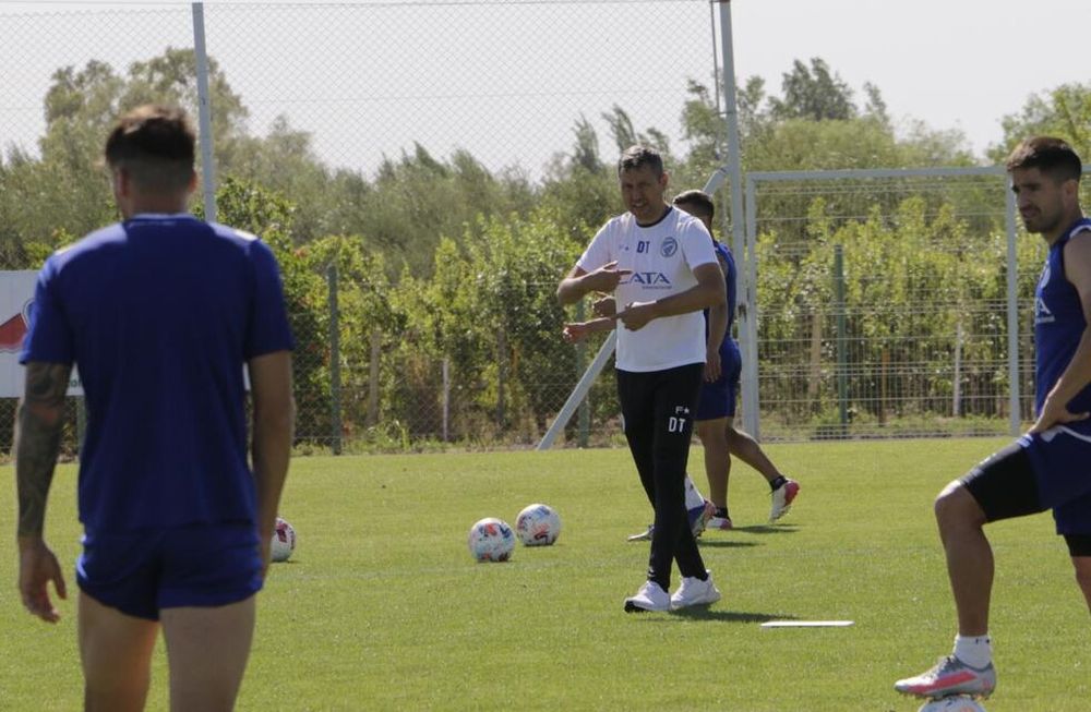 Diego Flores da las últimas indicaciones en el ensayo de este lunes en el predio el predio de Coquimbito, para enfrentar a Estudiantes La Plata. /Gentileza Prensa Godoy Cruz