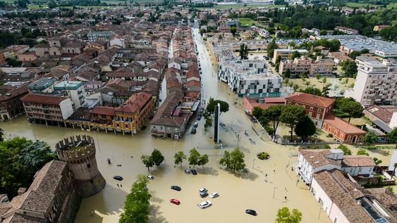 Una vista aérea muestra automóviles parcialmente sumergidos a lo largo de una calle inundada tras el desbordamiento de un río, en Lugo, cerca de Rávena, Italia. Foto: EFE