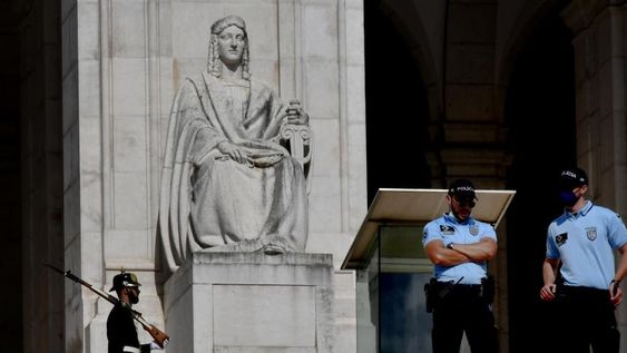 Portugal: orden de búsqueda y captura contra varios militares por una red de tráfico de drogas y diamantes