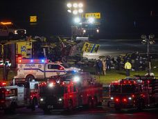 Choque entre avión de Air Canada y un camión de bomberos en el aeropuerto LaGuardia en Nueva York, Estados Unidos