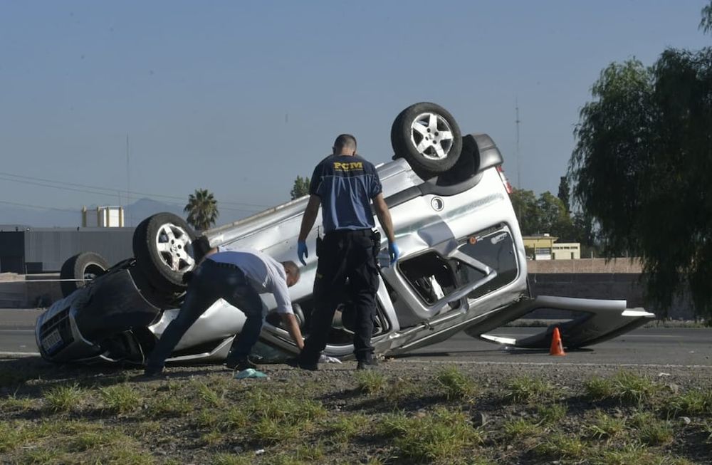 Tragedia en Guaymallén: una mujer murió tras un vuelco en el Acceso Este. Viajaba como acompañante en una Peugeot Partner. (Foto: Orlando Pelichotti / Los Andes)