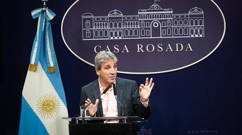 Luis Caputo da una conferencia de prensa en Casa Rosada, en Buenos Aires, el 26 de enero de 2024. / Foto: Mariana Nedelcu