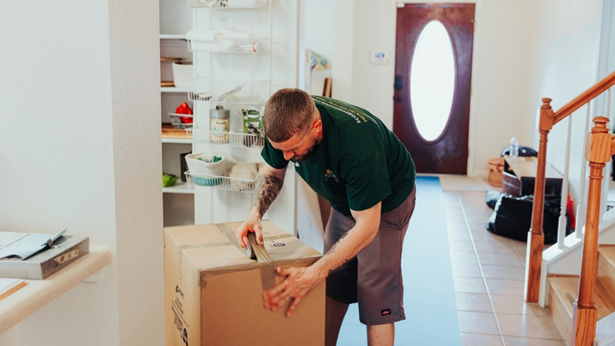 Se mudó al extranjero, le ofreció su casa a su madre y hoy enfrenta una feroz disputa con sus hermanos