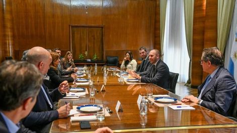 Los Andes | El ministro de Economía, Martín Guzmán; el titular del Banco Central, Miguel Ángel Pesce; y el secretario de Comercio Interior, Guillermo Hang, recibieron el viernes en el Palacio de Hacienda a representantes de empresas de consumo masivo.