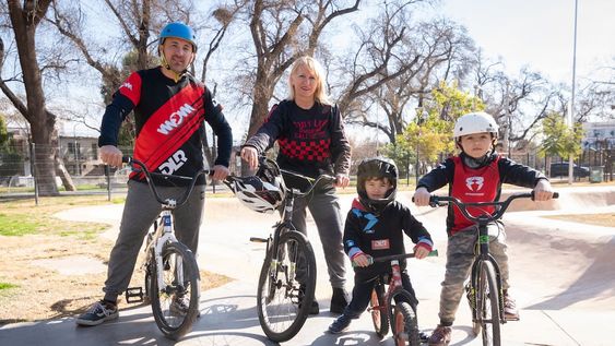 Liliana, su hijo Damián y sus nietos Gregorio y Clemente representan las tres generaciones que siguen con pasión el ciclismo. | Foto: Ignacio Blanco / Los Andes
