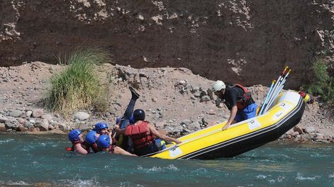 Los Andes | Un grupo de turistas hace rafting en el río Mendoza en Blanco Encalada, Luján. Foto: Marcelo Rolland / Los Andes