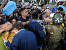 Hincha de Boca fue víctima de asalto por barras de Colo Colo. Hincha de Boca fue víctima de asalto por barras de Colo Colo.
