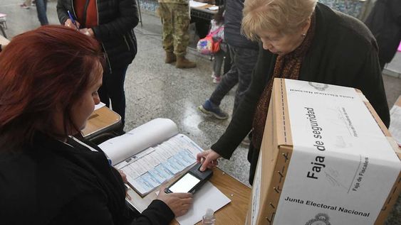 Elecciones PASO presidenciales 2023 en la provincia de Mendoza.Escuela Nuestra Señora de la Misericordia de Capita.Se realizó la prueba piloto para votar con huella dactilar, utilizando el registro biométrico, el uso del dispositivo fué voluntario tanto para las autoridades de mesa como para los electores.Norma accedió al uso del biométrico  Foto: José Gutierrez / Los Andes