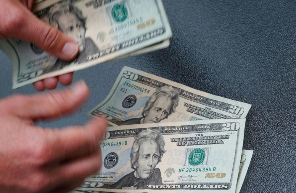 El súper cepo aumentó el “blue” y denuncian que volvió la maniobra del “dólar puré”