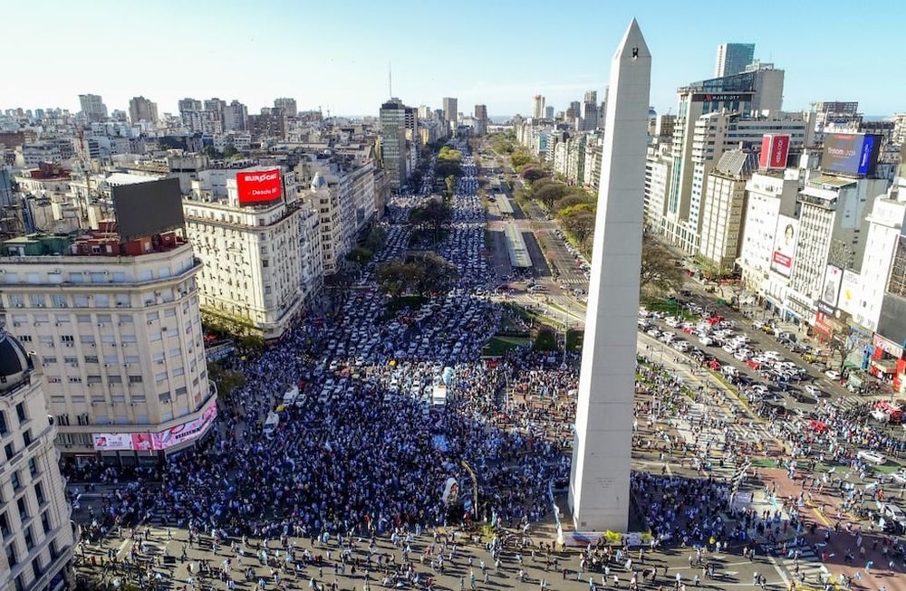 Las largas filas de autos coparon la avenida 9 de Julio a la altura del Obelisco. Otra vez en feriado, los porteños salieron a manifestar su desacuerdo con una amplia variedad de medidas del Gobierno. / Gentileza