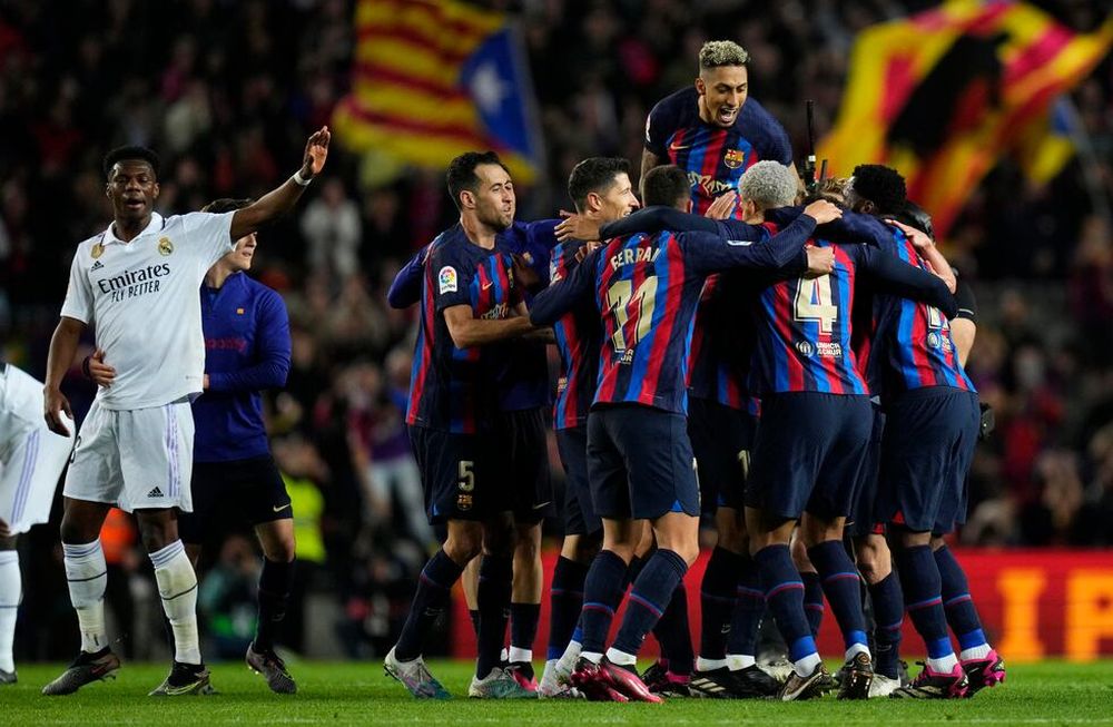 BARCELONA, 19/03/2023.- Los jugadores del FC Barcelona celebran su victoria frente al Real Madrid a la finalización del encuentro correspondiente a la jornada 26 de primera división que han disputado hoy domingo en el estadio del Camp Nou, en Barcelona. EFE / Siu Wu.