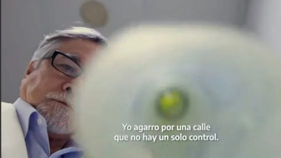 Sobre el final, un médico se acerca a un paciente con coronavirus y le coloca una máscara de oxígeno pero el profesional no usa barbijo.