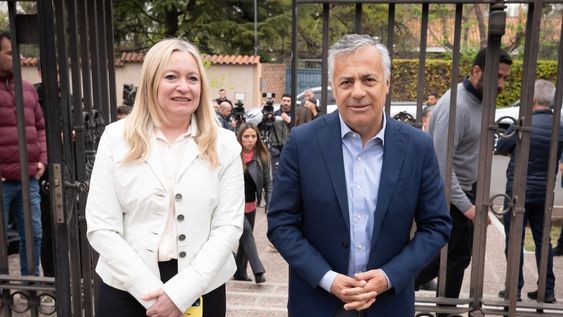 El gobernador Rodolfo Suarez recibió al gobernador electo Alfredo Cornejo y a su vicegobernadora Hebe Casado, compartieron un desayuno de trabajo en la residencia oficial.Foto: Ignacio Blanco / Los Andes