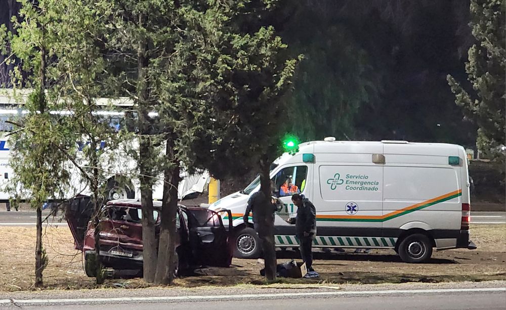 Un auto impactó contra un micro detenido y casi ocasiona una tragedia en el Acceso Sur.