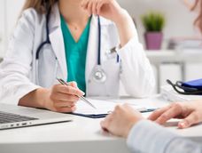 El Gobierno habilita que prepagas y obras sociales limiten coberturas: en planes cerrados, sólo médicos de cartilla pueden prescribir remedios y tratamientos. (Foto ilustrativa)