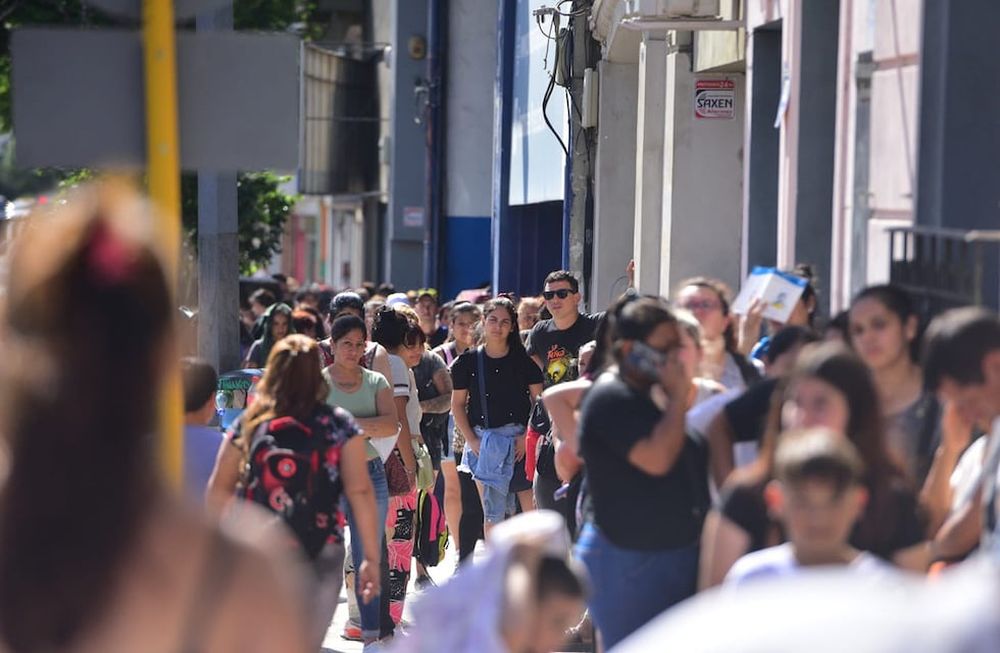 Largas colas en Anses  (José Gabriel Hernández / La Voz)