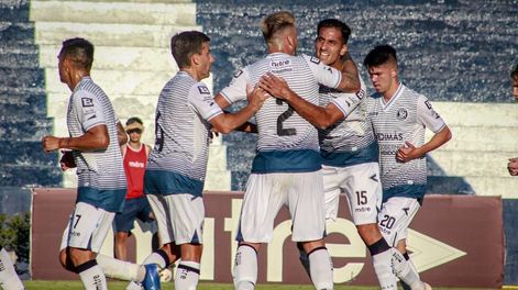 Los Andes | Festejo leproso. Diego Cardozo, Carlos Araujo, Alejandro Rébola, Facundo Fabello y Leandro Berti festejan el empate parcial (3-3) de Independiente, que logró un triunfo memorable. Foto: Nicolás Ríos / Los Andes
