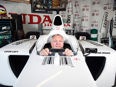 Kevin Thomas, el hombre que reconstruyó un coche de Fórmula 1 en su cobertizo. Kevin Thomas, el hombre que reconstruyó un coche de Fórmula 1 en su cobertizo.