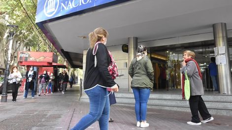 Los Andes | Cola en la puerta del Banco Nación, la entidad que paga la mayoría de las jubilaciones y planes sociales.