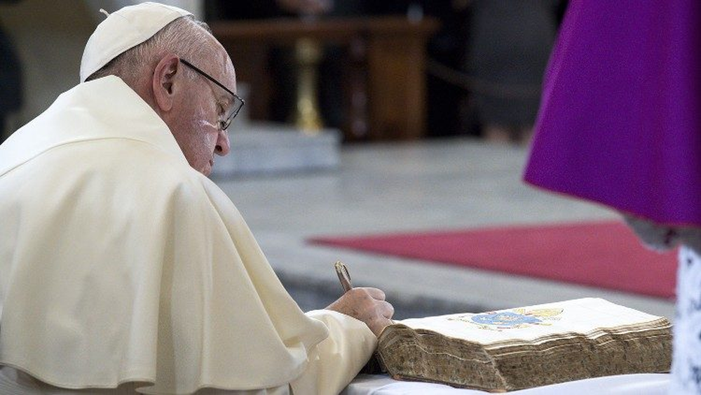 La Oficina de Prensa del Vaticano informó este lunes que Papa Francisco presentaba una 
