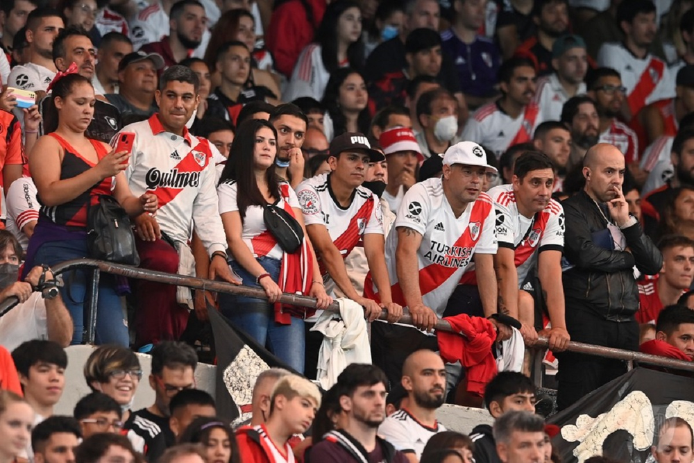 Los hinchas le hicieron el aguante hasta donde pudieron al hist&oacute;rico entrenador de River.&nbsp;