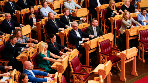 Miembros del Parlamento participan en una celebración de remo vikingo para mostrar su solidaridad con la selección nacional de fútbol de Noruega dentro de la cámara del Storting, el Parlamento noruego, en Oslo, Noruega, el 18 de junio de 2026. (Noruega)&nbsp;