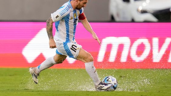 El capitán de Argentina, Lionel Messi, lleva la pelota en el partido contra Venezuela por las eliminatorias para el Mundial 2026 en Maturín, Venezuela, jueves 10 de octubre de 2024. (AP Foto/Ariana Cubillos)