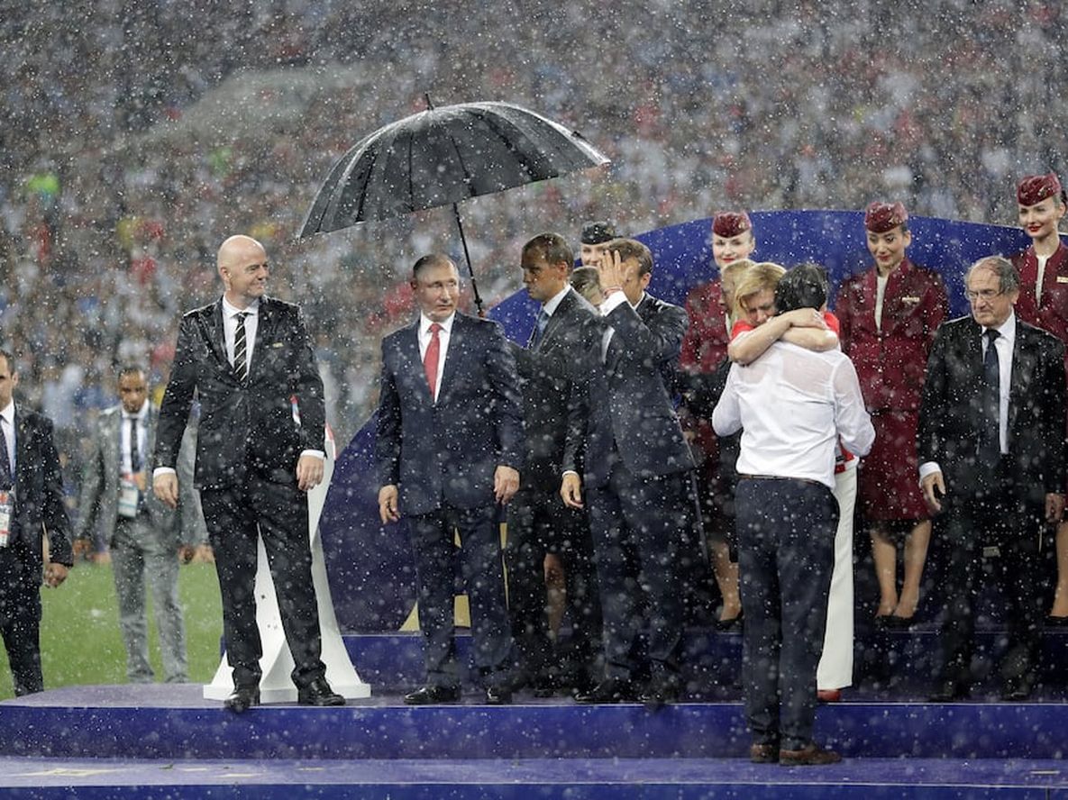Diluvió en la final de la Copa del Mundo y la presidenta de Croacia se quedó sin paraguas
