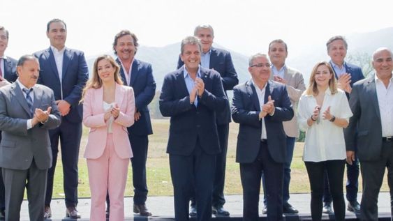 Los gobernadores del Norte Grande firmaron hoy la Declaración de Güemes con la consigna Sin federalismo no hay país y a través de la cual asumieron el firme e irrenunciable compromiso. Gentileza: Agencia Chaqueña de Noticias.