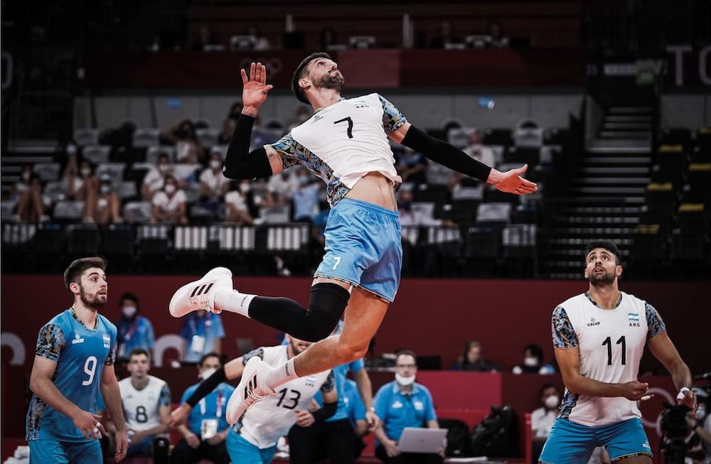 Facundo Conte y todo Argentina hizo un partidazo ante Italia pero no pudo avanzar a las semifinales de los Juegos Olímpicos. (@Voley_FeVA)