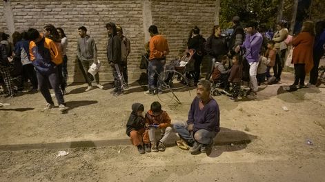 Los Andes | Las colas de gente esperando para llegar a un comedor comunitario ubicado en Las Heras para llevarse su ración de comida.Foto: Ignacio Blanco / Los Andes