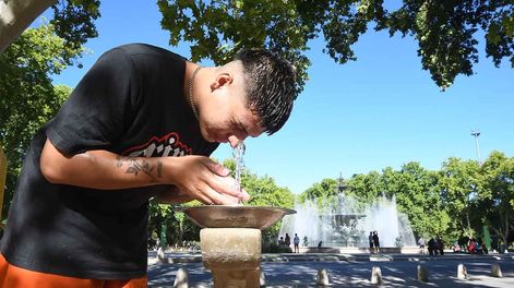 Los Andes | Se viene una semana con temperaturas muy altas en Mendoza. Matías se refresca en la zona de la Fuente de los Continentes en el Parque General San MartínFoto: José Gutierrez / Los Andes