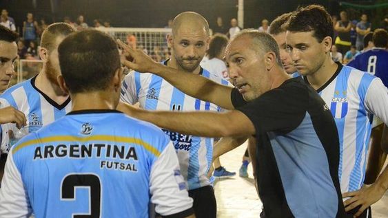 Ariel Avveduto, de ser el técnico argentino campeón del mundo a persona no grata en 12 meses. / LOS ANDES.
