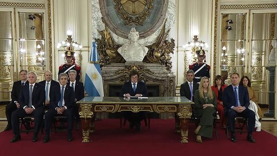 Cadena Nacional de Javier Milei para anunciar la reforma de la Carta Orgánica del Banco Central acompañado por su gabinete