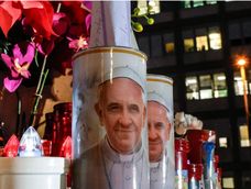 Velas y flores frente al hospital Gemelli de Roma donde está ingresado el papa Francisco. EFE/EPA/GIUSEPPE LAMI