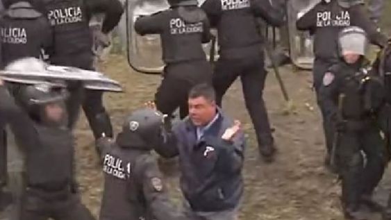 La brutal agresión de un policía a un colectivero tras el ataque a Sergio Berni. Foto: captura América 24.