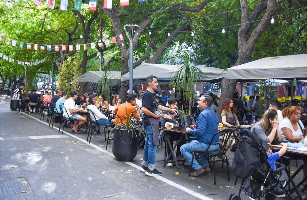 Turismo en Mendoza, de diferentes provincias y del vecino país, turistas disfrutan de las actividades que se realizan en la Plaza Independencia y la Peatonal Sarmiento.