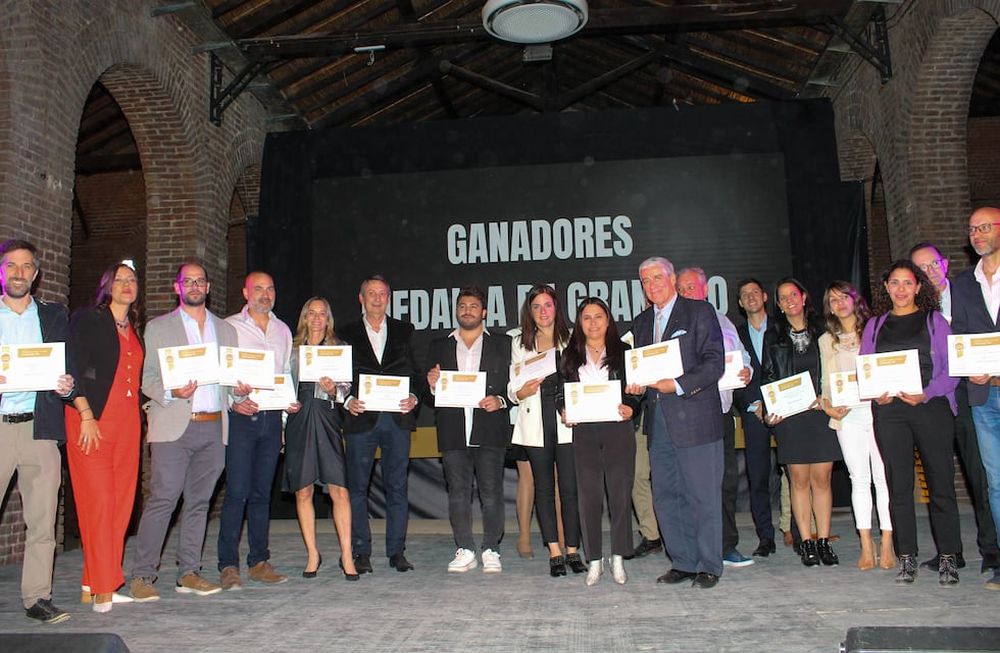 Anoche se realizó la gala de premiación del tercer Concurso Nacional de Vinos y Espirituosas Guarda 14. Los ganadores del premio gran oro. Foto: Gentileza