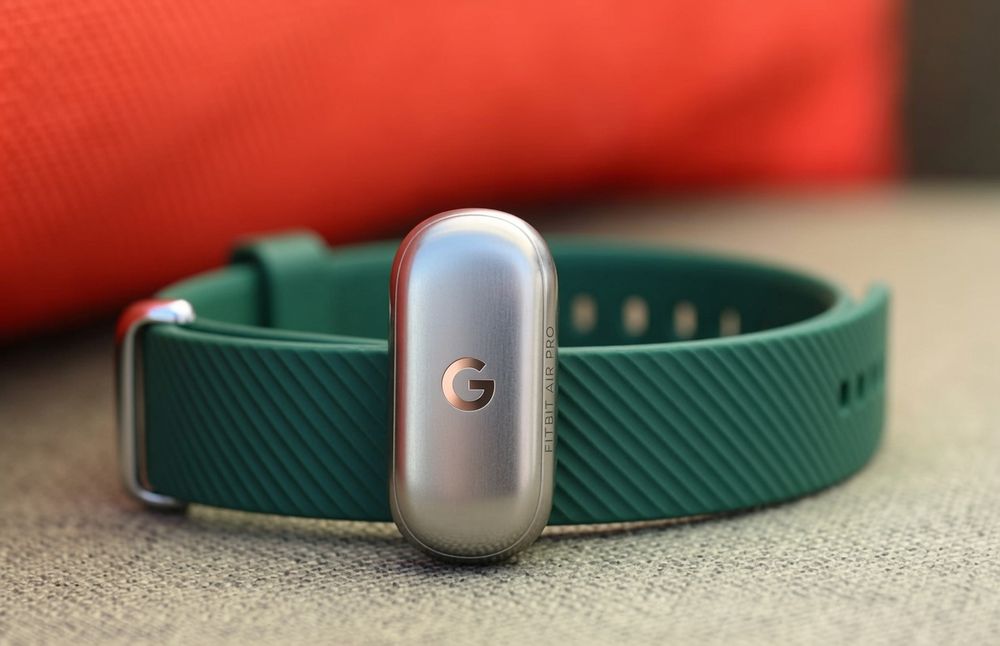 El pequeño Fitbit Air de Google pesa apenas 5 gramos y se esconde en una pulsera de tela.